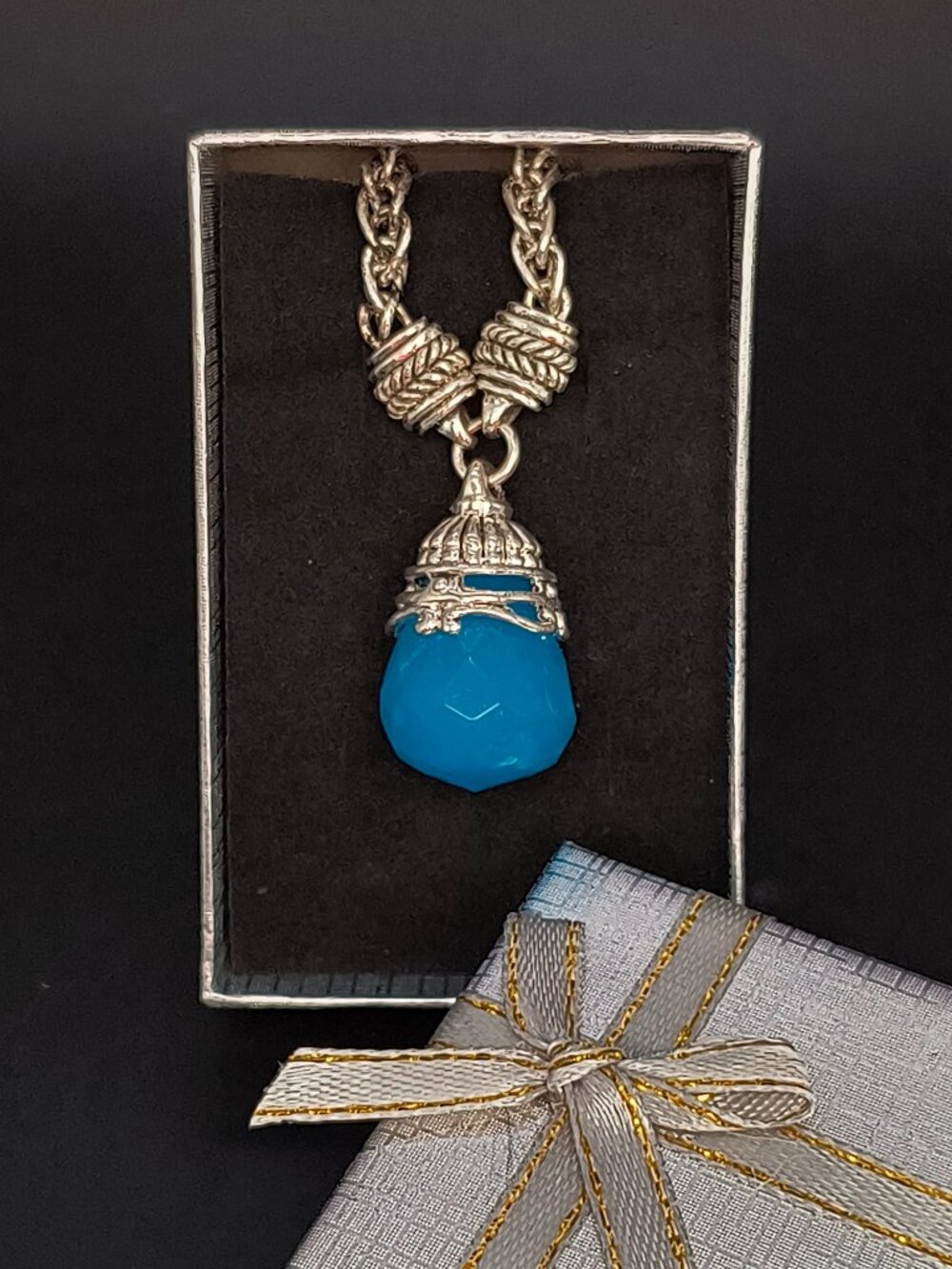 Vintage Avon Silver Tone Blue faceted Teardrop Glass Pendant Necklace